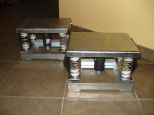 Stół wibracyjny z napędem pneumatycznym