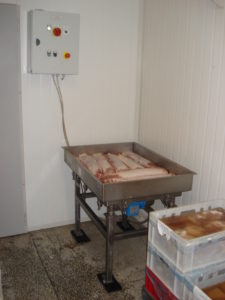 Stół wibracyjny do masowania mięsa